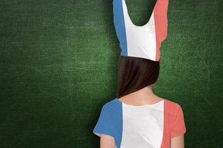 Bonnet d'âne sur fille de dos au tableau vert Bonnet et tenue bleu blanc rouge