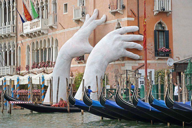 VENISE Canal Maisons Coin de maison soutenue par deux mains énormes