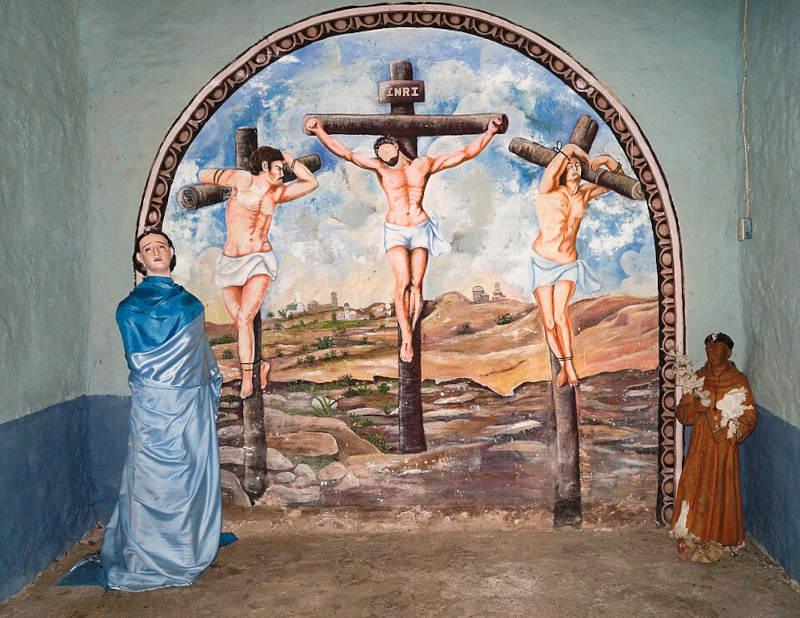 « Ne craignez pas ceux qui tuent le corps, et après cela ne peuvent rien faire de plus. »  Peinture murale de la crucifixion de Jésus, dans le parc à thème "La Venezuela de Antier", à Mérida (Vénézuela). Photo de Rjcastillo, licence CC BY-SA 3.0, via Wikimedia Commons.