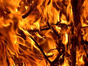 « Feu de camp » - « Je suis venu apporter un feu sur la terre, et comme je voudrais qu’il soit déjà allumé ! » (Lc 12, 49). Photo de MarcusObal, licence CC BY-SA 3.0, via Wikimedia Commons.